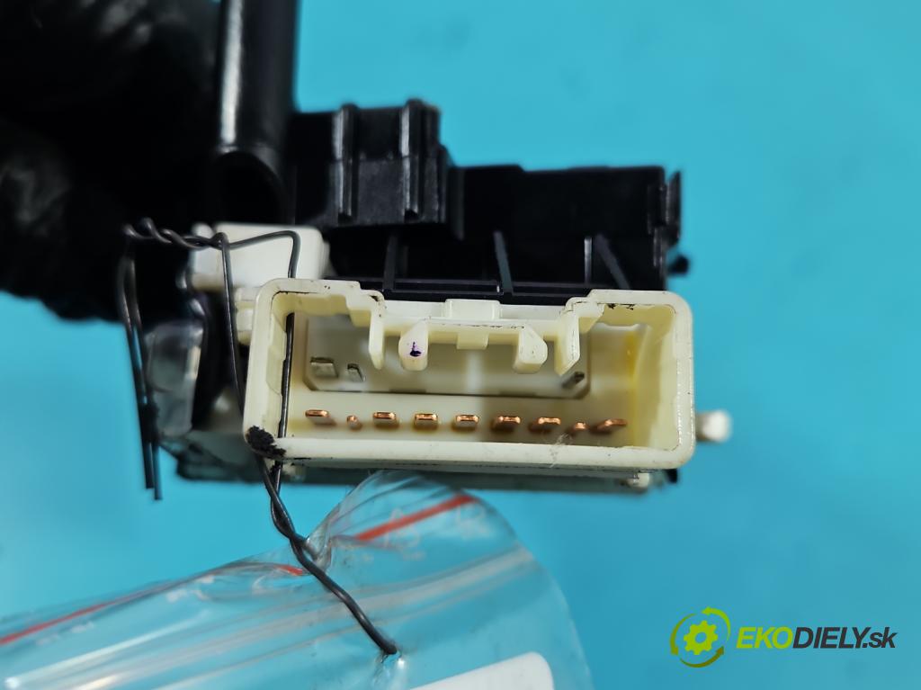 Toyota Corolla E12 2001-2009 1.8 VVTI usa 135 HP manual 99 kW 1794 cm3 4- prepínač smeroviek 173745 (Prepínacie páčky pod volantom)