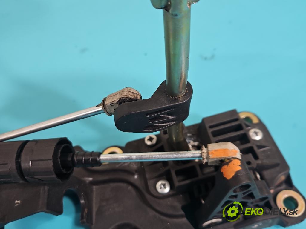 Ford Focus Mk1 1998-2004 1.6 16V 101 HP manual 74 kW 1596 cm3 5- Páka: Změny: stupeň,rýchlosť  (Rýchlostná páka (kulisa))