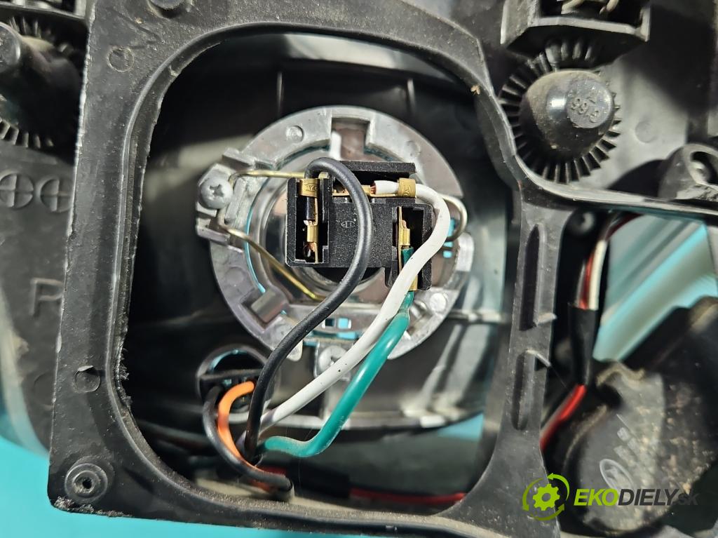 Ford Focus Mk1 1998-2004 1.6 16V 101 HP manual 74 kW 1596 cm3 5- Reflektor: pravý  (Svetlo predné pravé)