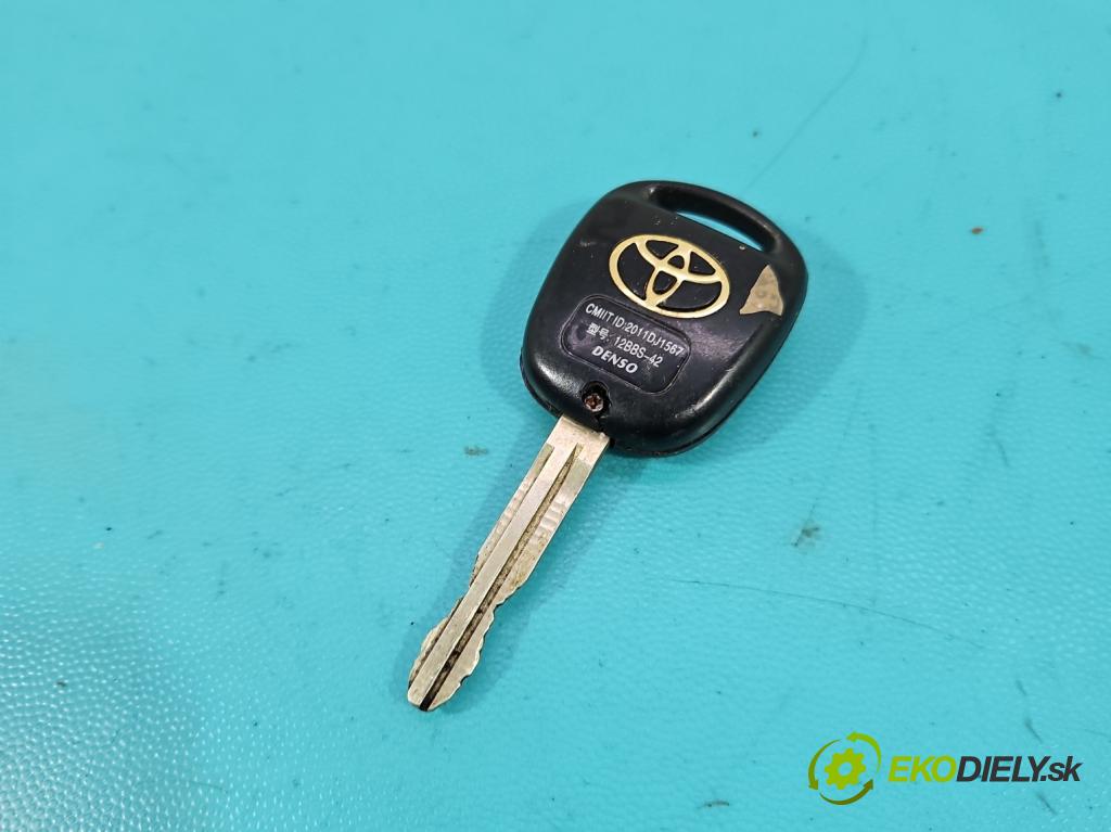 Toyota Land Cruiser J120 2002-2010 3.0 D4D 166 HP automatic 122 kW 2982 cm3 5- rukoväť predné ľavé mimo:  (Kľučka dverí vonkajšia predná ľavá)