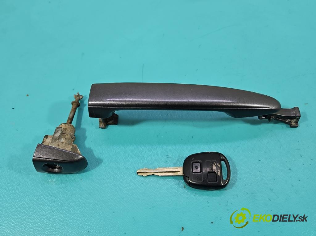 Toyota Land Cruiser J120 2002-2010 3.0 D4D 166 HP automatic 122 kW 2982 cm3 5- rukoväť predné ľavé mimo:  (Kľučka dverí vonkajšia predná ľavá)