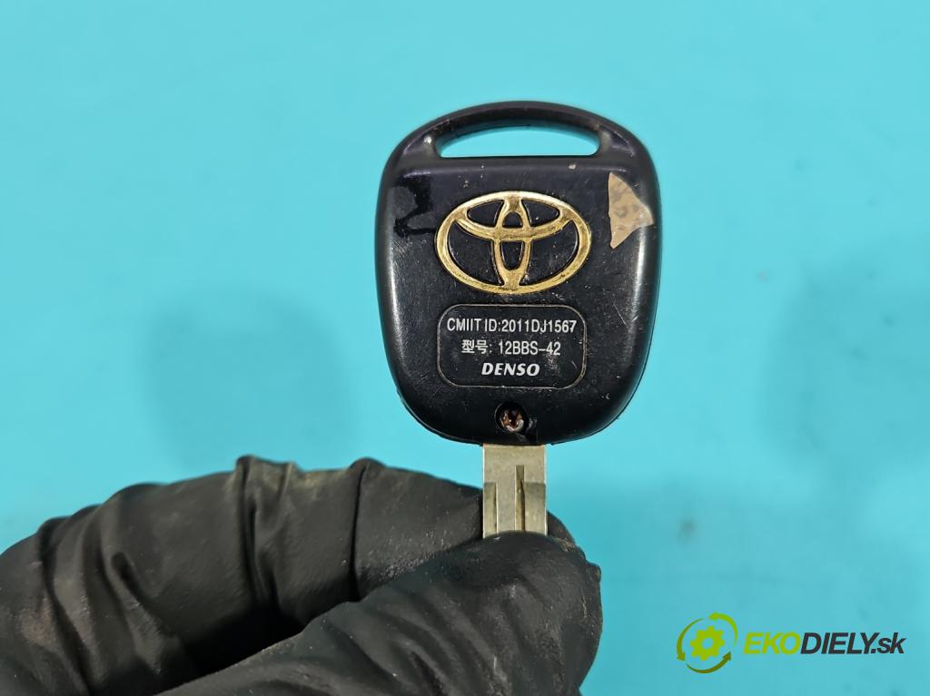 Toyota Land Cruiser J120 2002-2010 3.0 D4D 166 HP automatic 122 kW 2982 cm3 5- rukoväť predné ľavé mimo:  (Kľučka dverí vonkajšia predná ľavá)