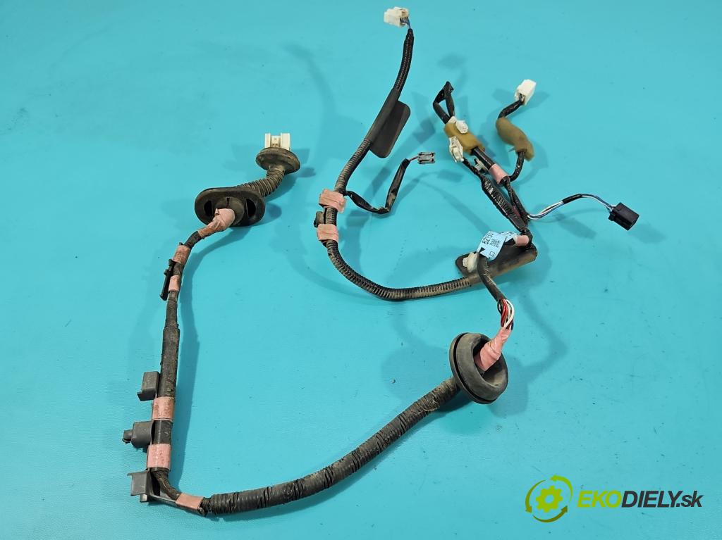 Toyota Land Cruiser J120 2002-2010 3.0 D4D 166 HP automatic 122 kW 2982 cm3 5- Zväzok: dvere zadné pravých 8215360190H