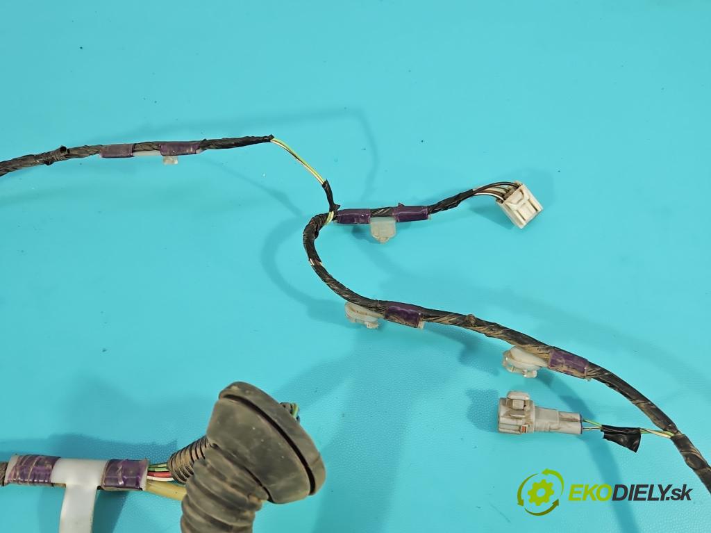 Toyota Land Cruiser J120 2002-2010 3.0 D4D 166 HP automatic 122 kW 2982 cm3 5- Zväzok: kufrové dvere zadné 8218460230G