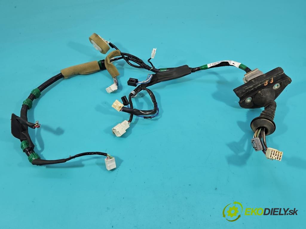 Toyota Land Cruiser J120 2002-2010 3.0 D4D 166 hp automatic 122 kW 2982 cm3 5- Balíček: dveře přední pravých 82151-60520J