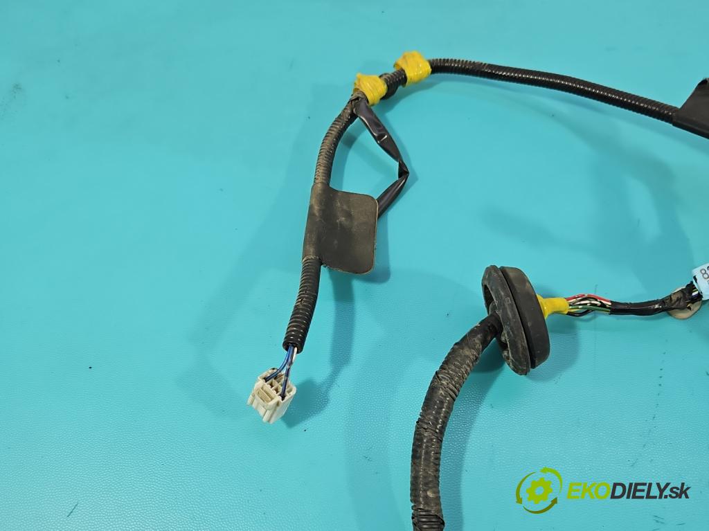 Toyota Land Cruiser J120 2002-2010 3.0 D4D 166 HP automatic 122 kW 2982 cm3 5- Zväzok: dvere zadné vľavo: 8215460040H