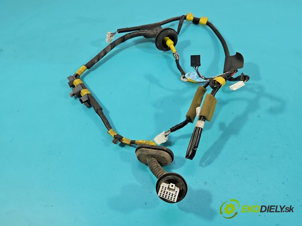 Toyota Land Cruiser J120 2002-2010 3.0 D4D 166 HP automatic 122 kW 2982 cm3 5- Zväzok: dvere zadné vľavo: 8215460040H