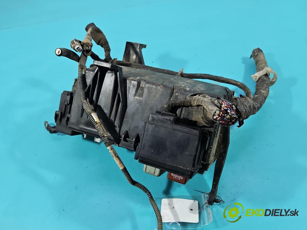Toyota Land Cruiser J120 2002-2010 3.0 D4D 166 HP automatic 122 kW 2982 cm3 5- skrinka poistka 82662-60331 (Poistková skrinka)