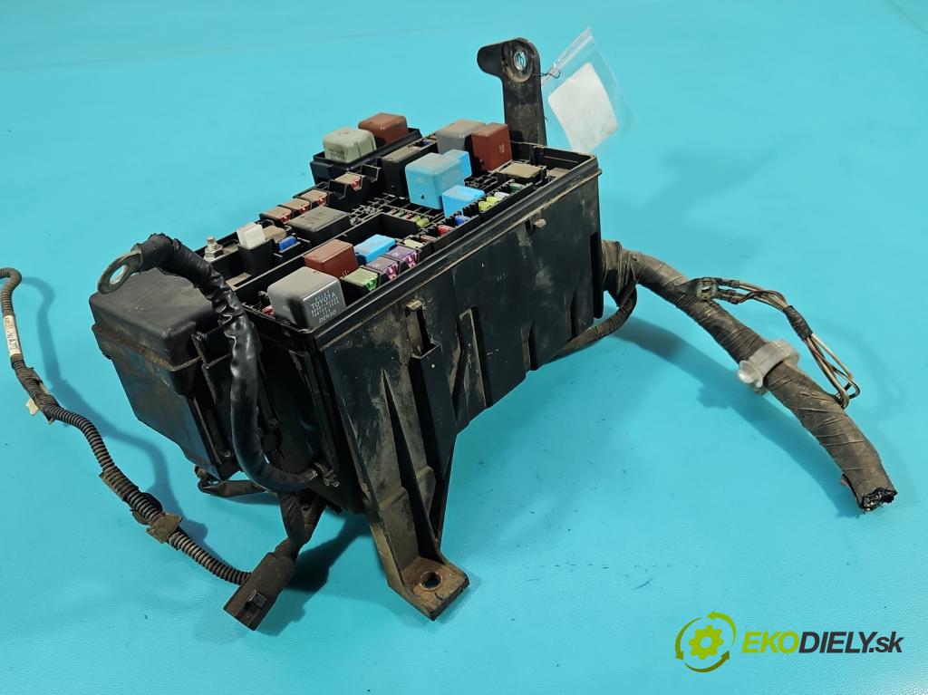 Toyota Land Cruiser J120 2002-2010 3.0 D4D 166 HP automatic 122 kW 2982 cm3 5- skrinka poistka 82662-60331 (Poistková skrinka)