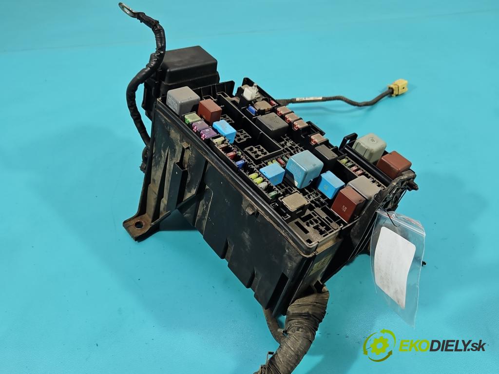 Toyota Land Cruiser J120 2002-2010 3.0 D4D 166 HP automatic 122 kW 2982 cm3 5- skrinka poistka 82662-60331 (Poistková skrinka)
