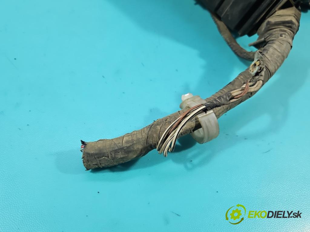 Toyota Land Cruiser J120 2002-2010 3.0 D4D 166 HP automatic 122 kW 2982 cm3 5- skrinka poistka 82662-60331 (Poistková skrinka)