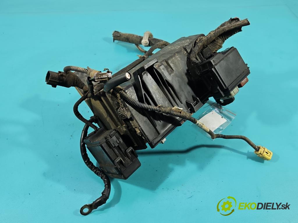 Toyota Land Cruiser J120 2002-2010 3.0 D4D 166 HP automatic 122 kW 2982 cm3 5- skrinka poistka 82662-60331 (Poistková skrinka)