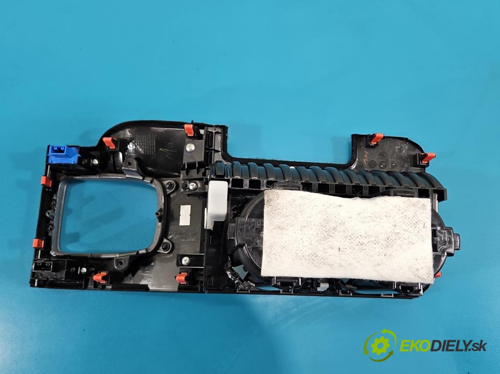 Honda Accord VIII 2008-2015 2.0 156 hp manual 115 kW 1997 cm3 4- Rukojeť: na napoje:  (Držák nápojů)