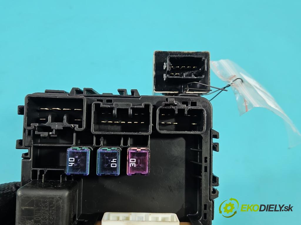 Toyota Corolla E12 2001-2009 1.8 VVTI usa 135 HP manual 99 kW 1794 cm3 4- skrinka poistka 82641-02131 (Poistková skrinka)