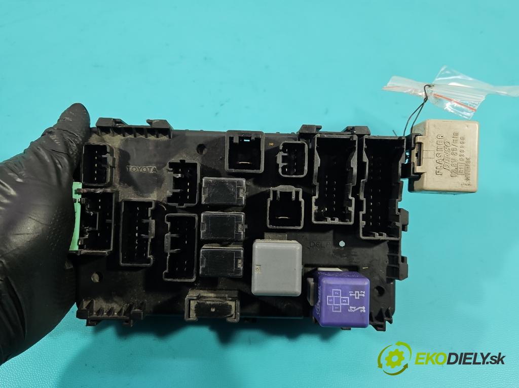 Toyota Corolla E12 2001-2009 1.8 VVTI usa 135 HP manual 99 kW 1794 cm3 4- skrinka poistka 82641-02131 (Poistková skrinka)