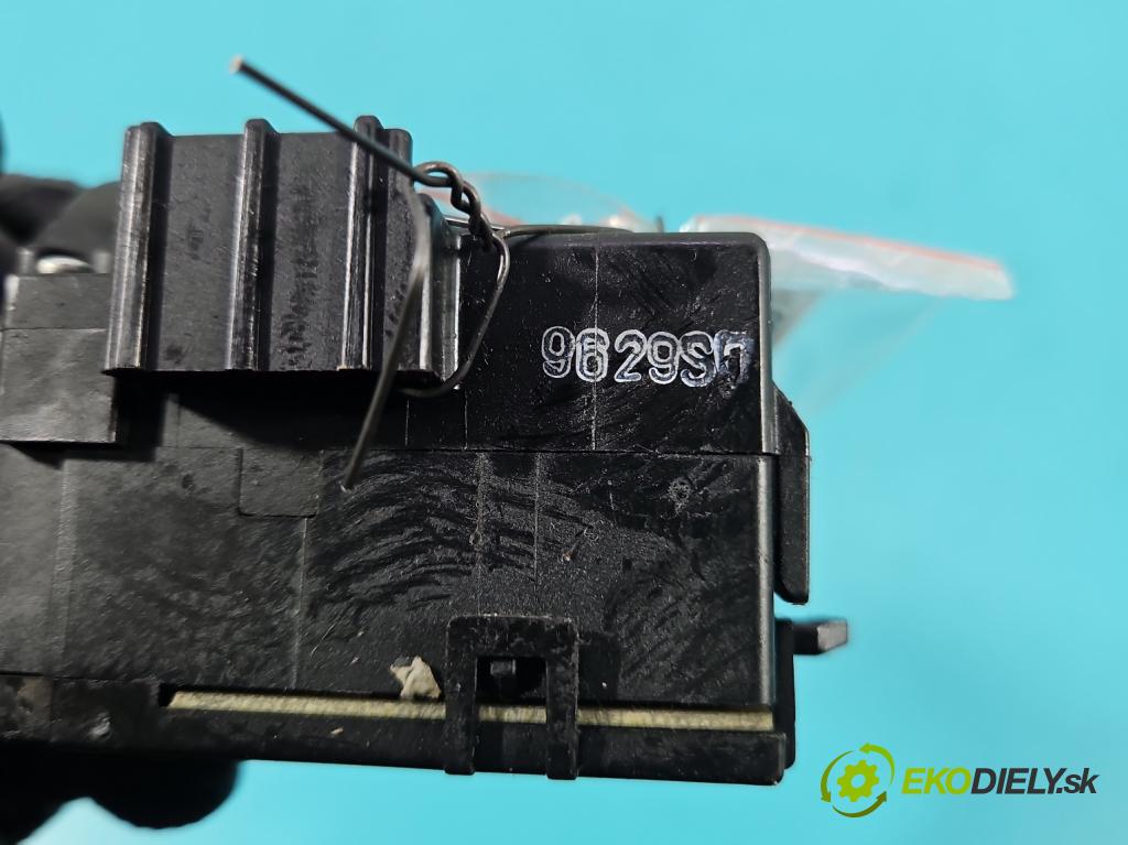 Suzuki Splash 1.3 DDIS 75 HP manual 55 kW 1248 cm3 5- prepínač stieračov  (Prepínacie páčky pod volantom)