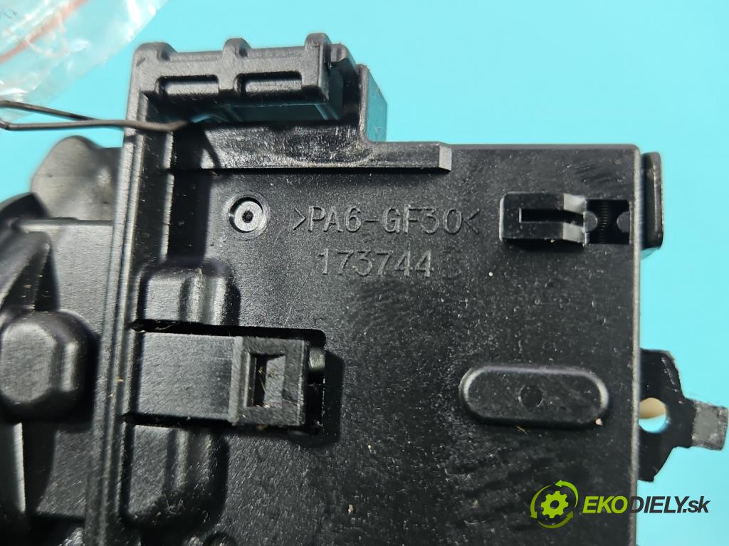 Suzuki Splash 1.3 DDIS 75 HP manual 55 kW 1248 cm3 5- prepínač smeroviek 173744 (Prepínacie páčky pod volantom)