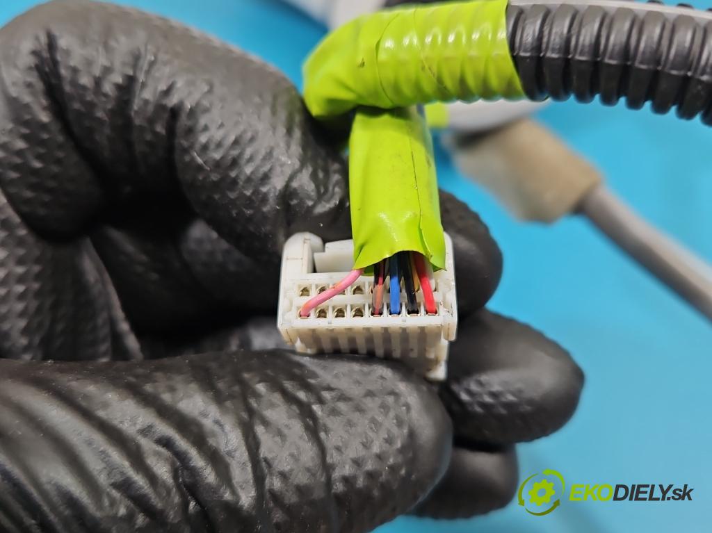 Lexus CT 2010-2022 1.8 VVTI 99 HP automatic 73 kW 1798 cm3 5- zrkadlo pravé  (Kľučka dverí ostatné)