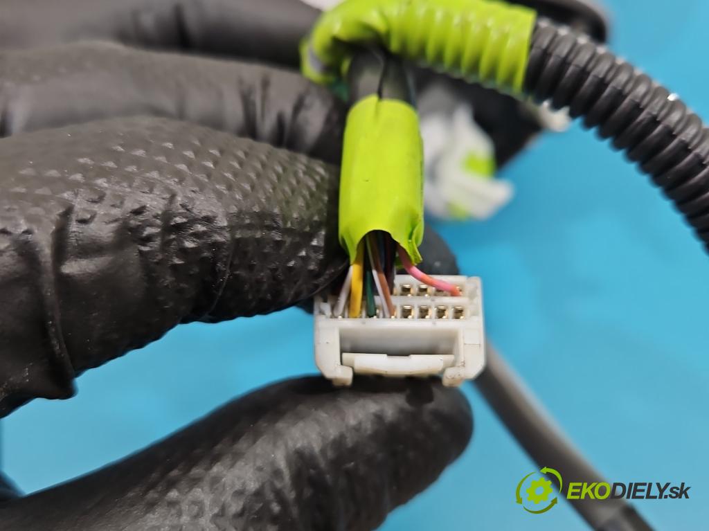 Lexus CT 2010-2022 1.8 VVTI 99 HP automatic 73 kW 1798 cm3 5- zrkadlo pravé  (Kľučka dverí ostatné)