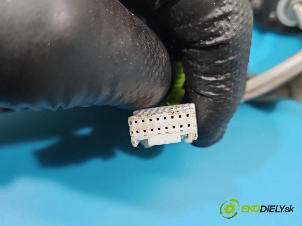 Lexus CT 2010-2022 1.8 VVTI 99 HP automatic 73 kW 1798 cm3 5- zrkadlo pravé  (Kľučka dverí ostatné)