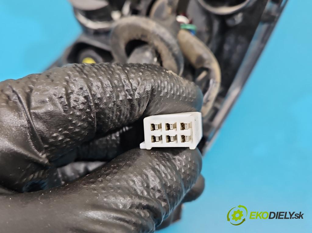 Lexus CT 2010-2022 1.8 VVTI 99 HP automatic 73 kW 1798 cm3 5- svetlo / reflektor zadné pravé  (Kľučka dverí ostatné)