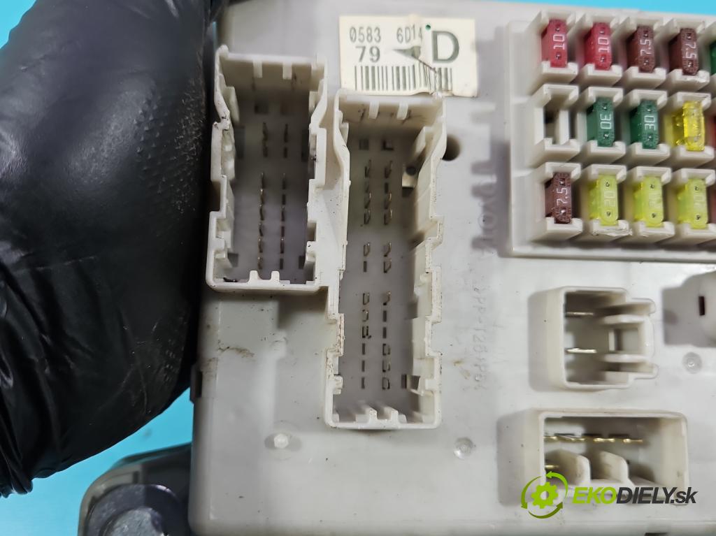 Toyota Land Cruiser J120 2002-2010 3.0 D4D 166 hp automatic 122 kW 2982 cm3 5- skříňka pojistková 05836D14D (Pojistková skříňka)