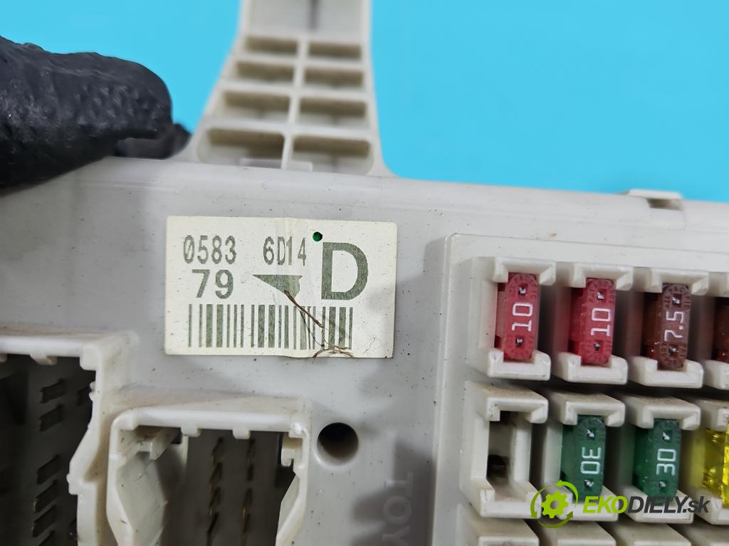 Toyota Land Cruiser J120 2002-2010 3.0 D4D 166 hp automatic 122 kW 2982 cm3 5- skříňka pojistková 05836D14D (Pojistková skříňka)