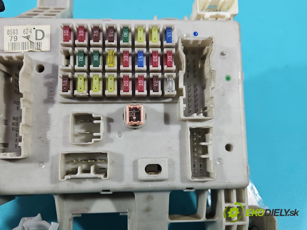 Toyota Land Cruiser J120 2002-2010 3.0 D4D 166 hp automatic 122 kW 2982 cm3 5- skříňka pojistková 05836D14D (Pojistková skříňka)