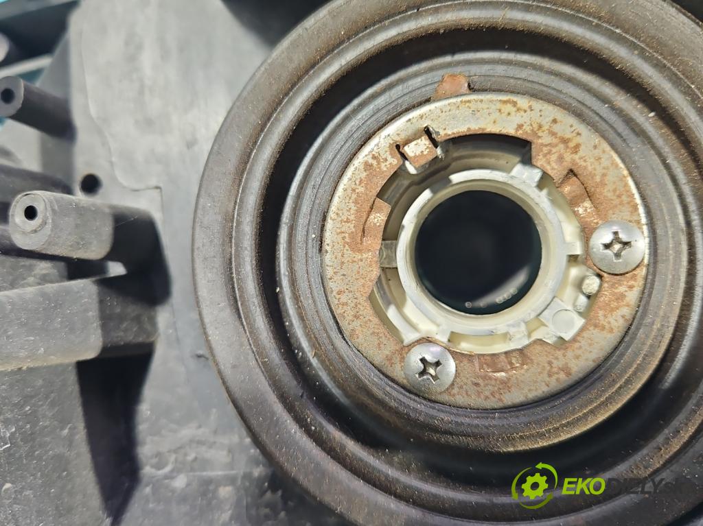 Mitsubishi Outlander II 2006-2013 2.0 DI-D 140 HP manual 103 kW 1968 cm3 5- Reflektor: pravý  (Svetlo predné pravé)