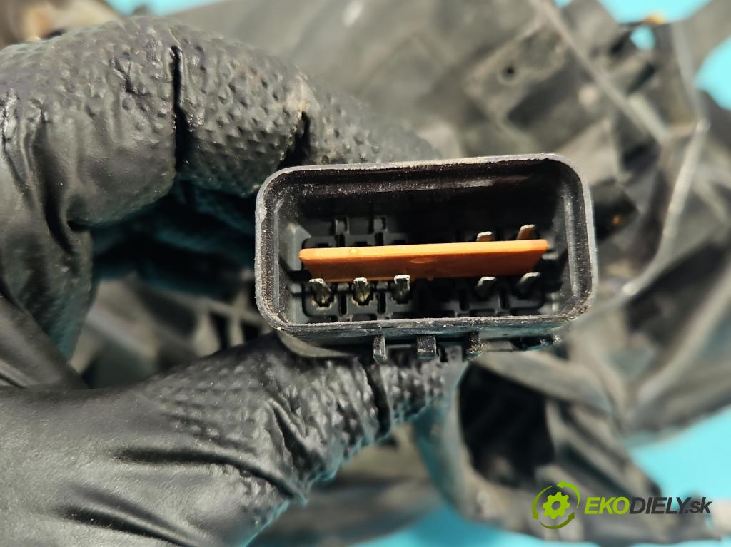 Mitsubishi Outlander II 2006-2013 2.0 DI-D 140 HP manual 103 kW 1968 cm3 5- Reflektor: pravý  (Svetlo predné pravé)