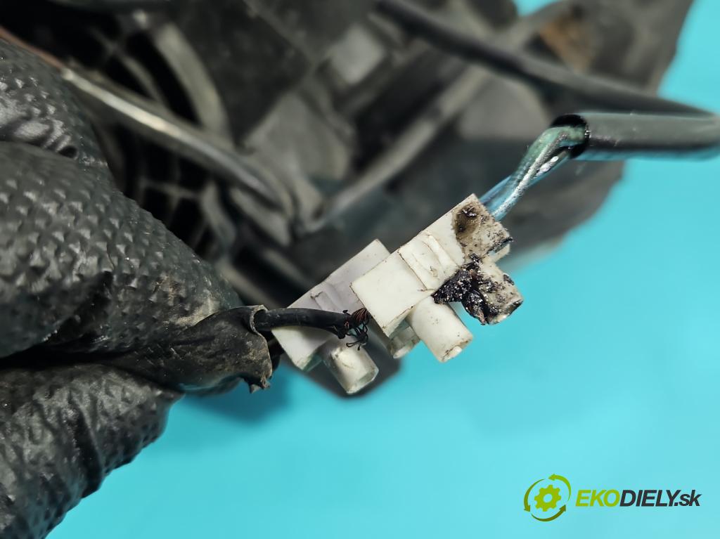 Mitsubishi Outlander II 2006-2013 2.0 DI-D 140 HP manual 103 kW 1968 cm3 5- Reflektor: pravý  (Svetlo predné pravé)