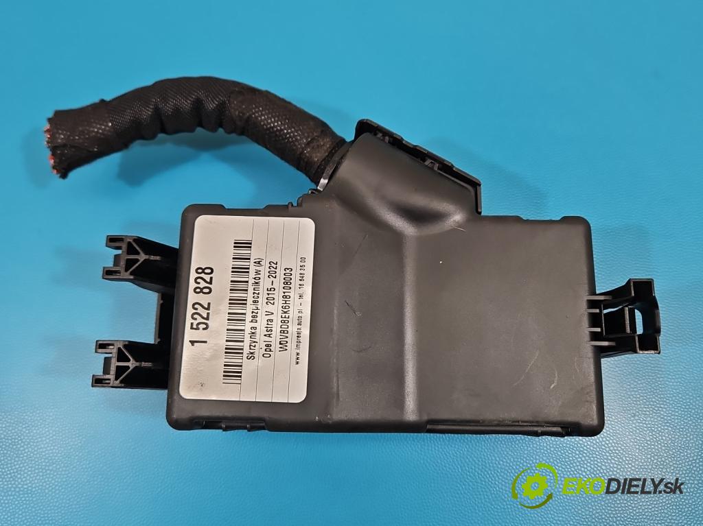 Opel Astra V  2015-2022 1.6 CDTI 110 HP manual 81 kW 1598 cm3 5- skrinka poistka 15533697 (Poistková skrinka)