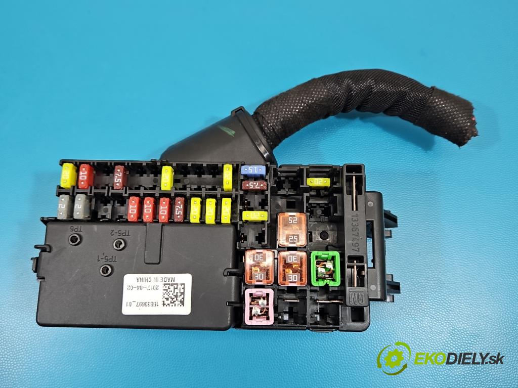 Opel Astra V  2015-2022 1.6 CDTI 110 HP manual 81 kW 1598 cm3 5- skrinka poistka 15533697 (Poistková skrinka)