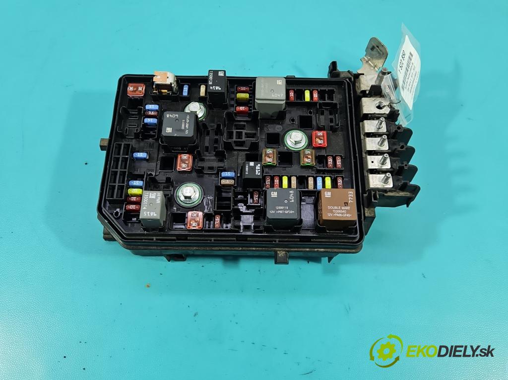 Opel Astra V  2015-2022 1.6 CDTI 110 HP manual 81 kW 1598 cm3 5- skrinka poistka 39040853 (Poistková skrinka)
