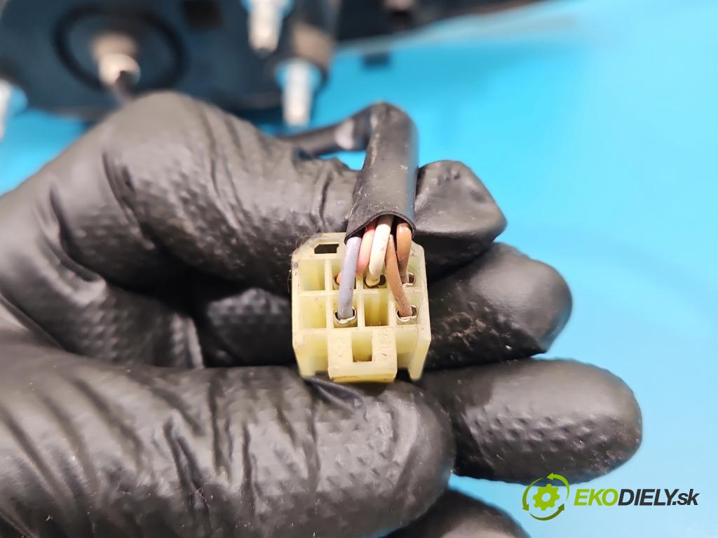 Suzuki Splash 1.3 DDIS 75 HP manual 55 kW 1248 cm3 5- zrkadlo ľavé (Kľučka dverí ostatné)