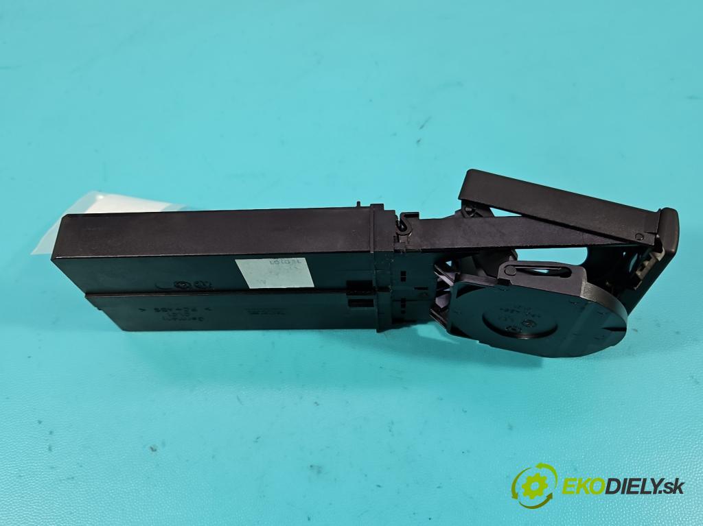 Audi A3 8L 1996-2003 1.6 SR 102 HP manual 75 kW 1595 cm3 3- Rukojeť: na nápoje: 8L0862534C (Držiak (úchyt) na nápoje)