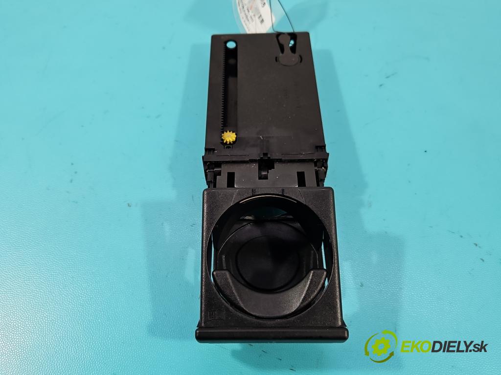 Audi A3 8L 1996-2003 1.6 SR 102 HP manual 75 kW 1595 cm3 3- Rukojeť: na nápoje: 8L0862534C (Držiak (úchyt) na nápoje)