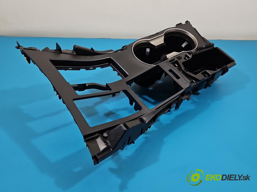 Lexus NX I 2014-2021 2.0 T 238HP automatic 175 kW 1998 cm3 5- Rukojeť: na nápoje:  (Držiak (úchyt) na nápoje)