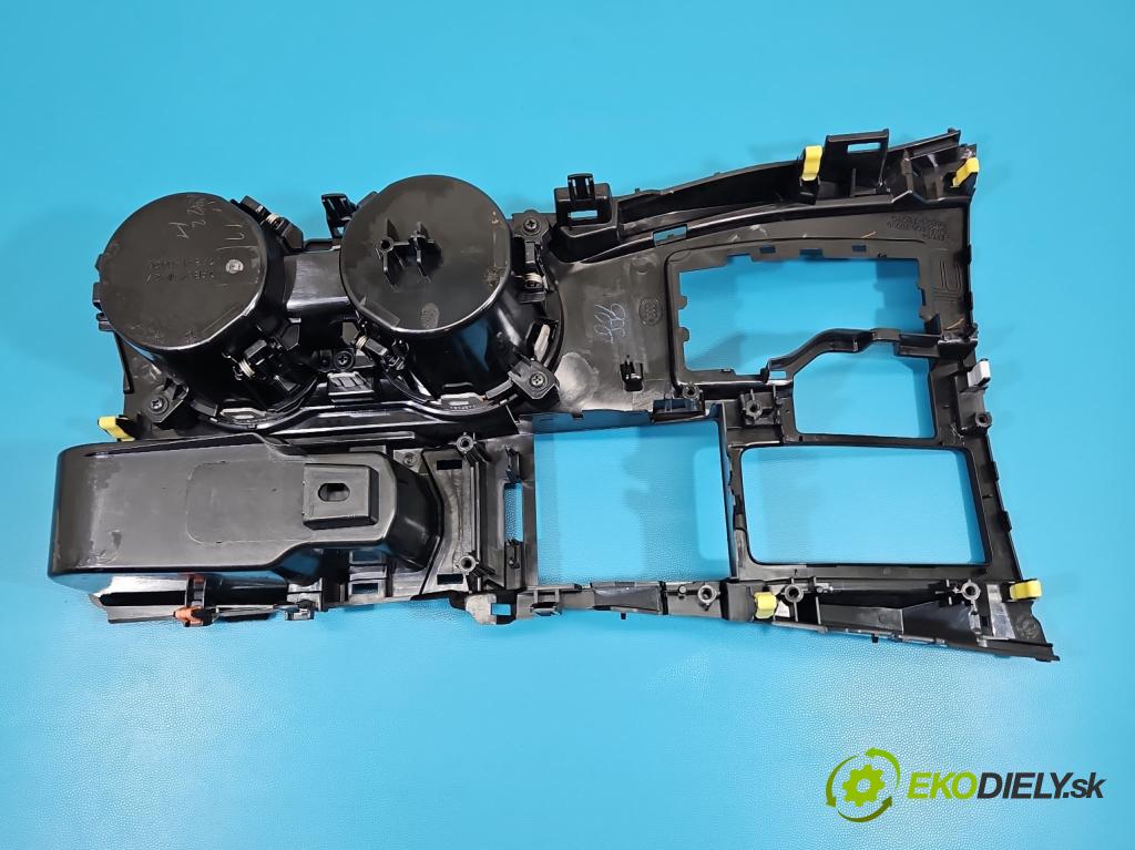 Lexus NX I 2014-2021 2.0 T 238HP automatic 175 kW 1998 cm3 5- Rukojeť: na nápoje:  (Držiak (úchyt) na nápoje)