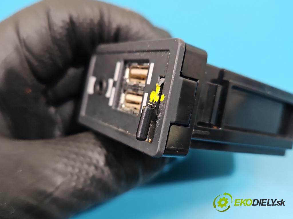 Lexus NX I 2014-2021 2.0 T 238HP automatic 175 kW 1998 cm3 5- zásuvka USB 86190-11010