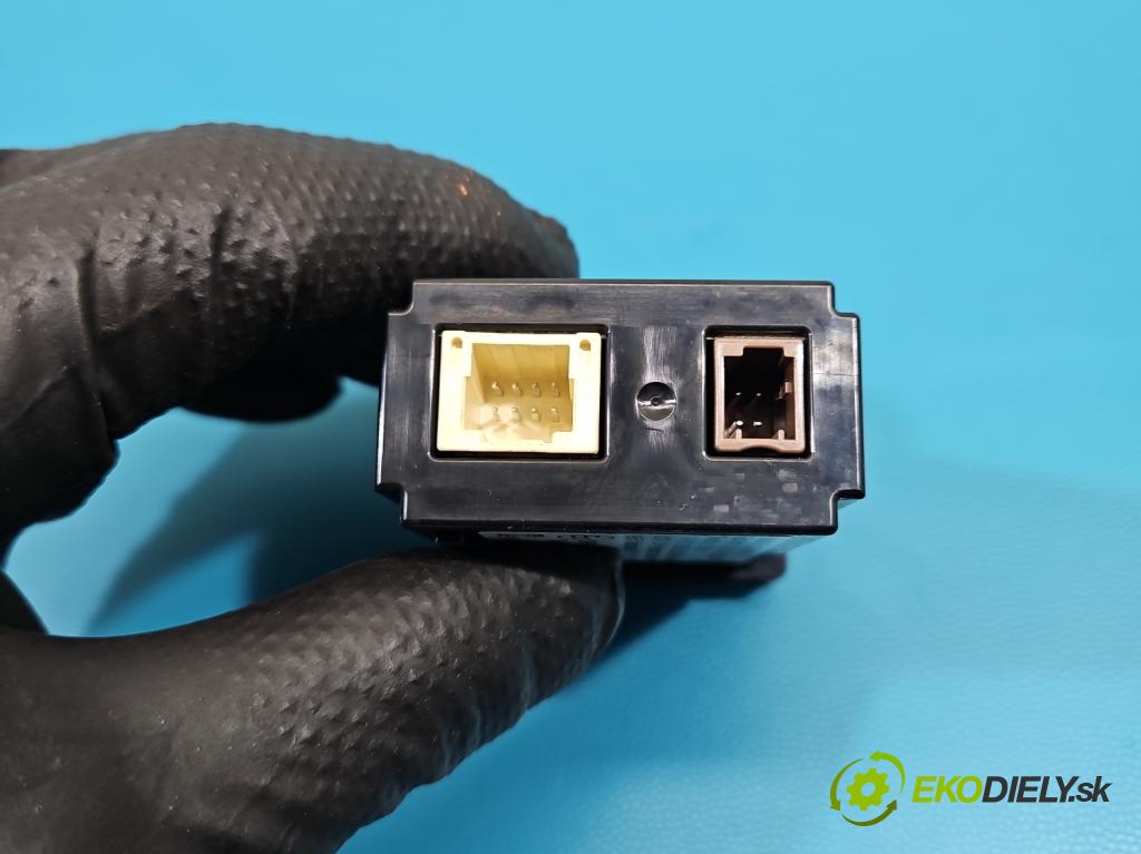 Lexus NX I 2014-2021 2.0 T 238HP automatic 175 kW 1998 cm3 5- zásuvka USB 86190-11010