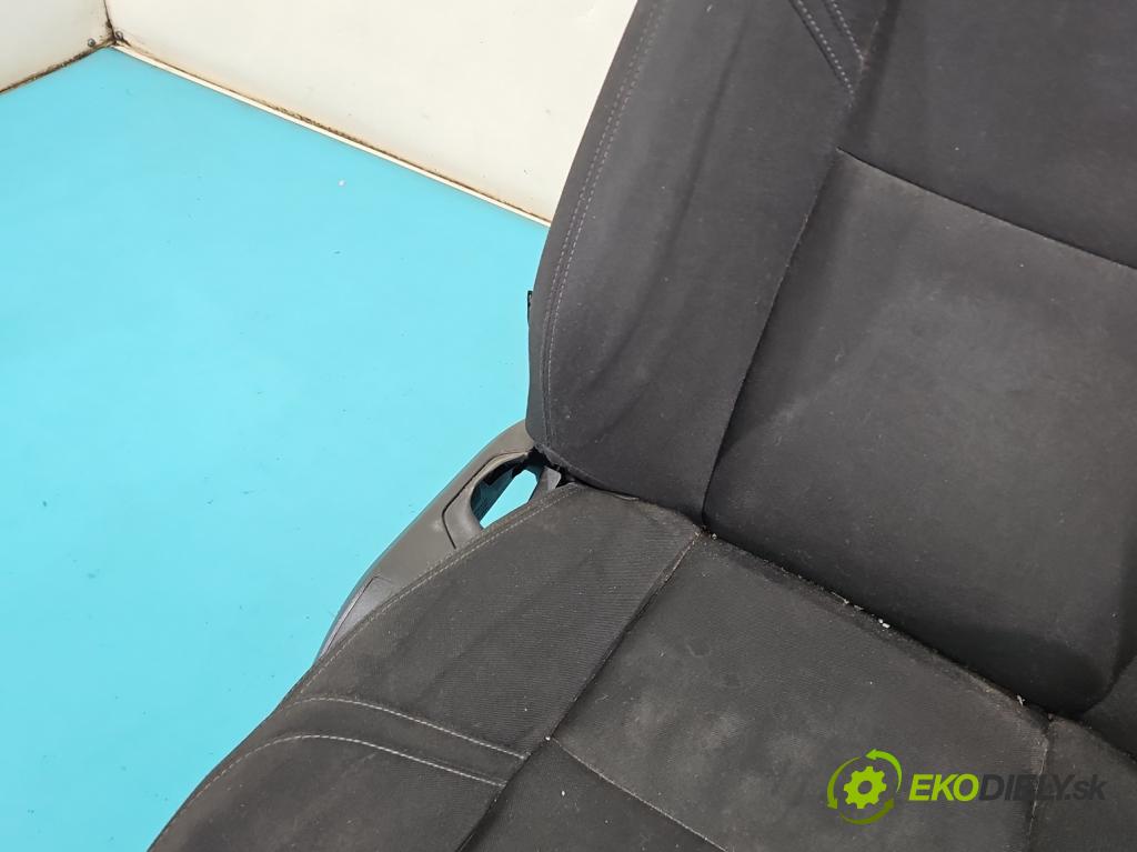 Volvo V40 II 2012-2019 1.6 T3 150 hp manual 110 kW 1596 cm3 5- Sedadlo pravý  (Sedadlo)