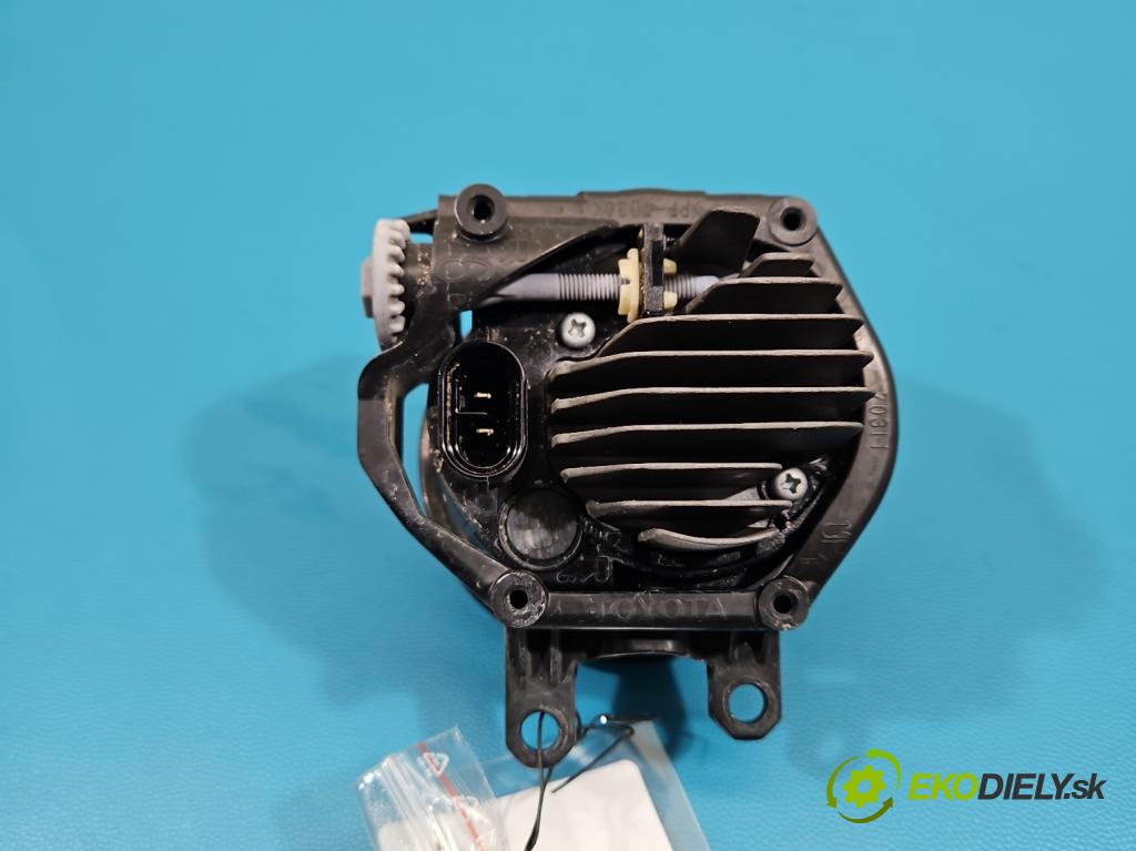 Lexus CT 2010-2022 1.8 VVTI 99 hp automatic 73 kW 1798 cm3 5- Halogen pravý  (Klika dveří ostatní)