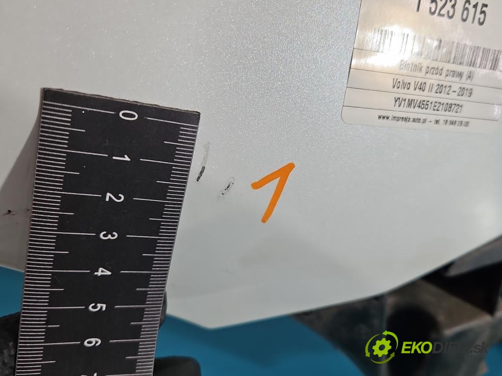 Volvo V40 II 2012-2019 1.6 T3 150 HP manual 110 kW 1596 cm3 5- blatník predné pravý  (Kľučka dverí ostatné)