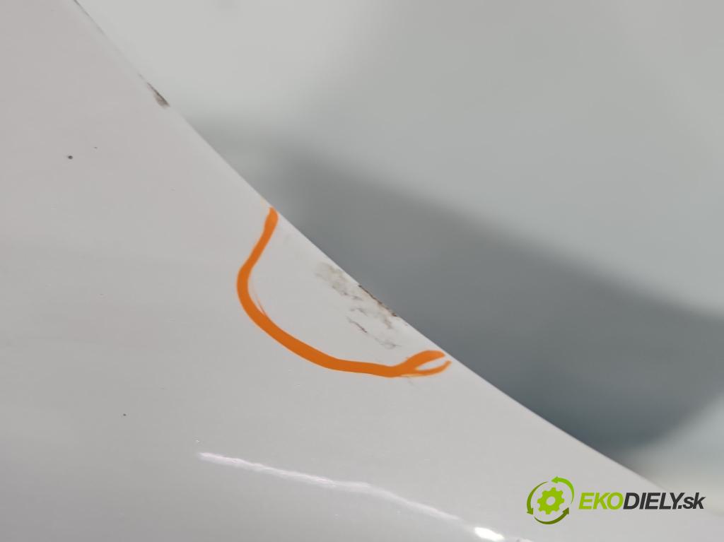 Volvo V40 II 2012-2019 1.6 T3 150 HP manual 110 kW 1596 cm3 5- blatník predné pravý  (Kľučka dverí ostatné)