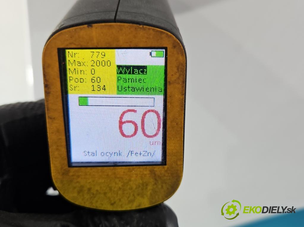 Volvo V40 II 2012-2019 1.6 T3 150 HP manual 110 kW 1596 cm3 5- blatník predné pravý  (Kľučka dverí ostatné)