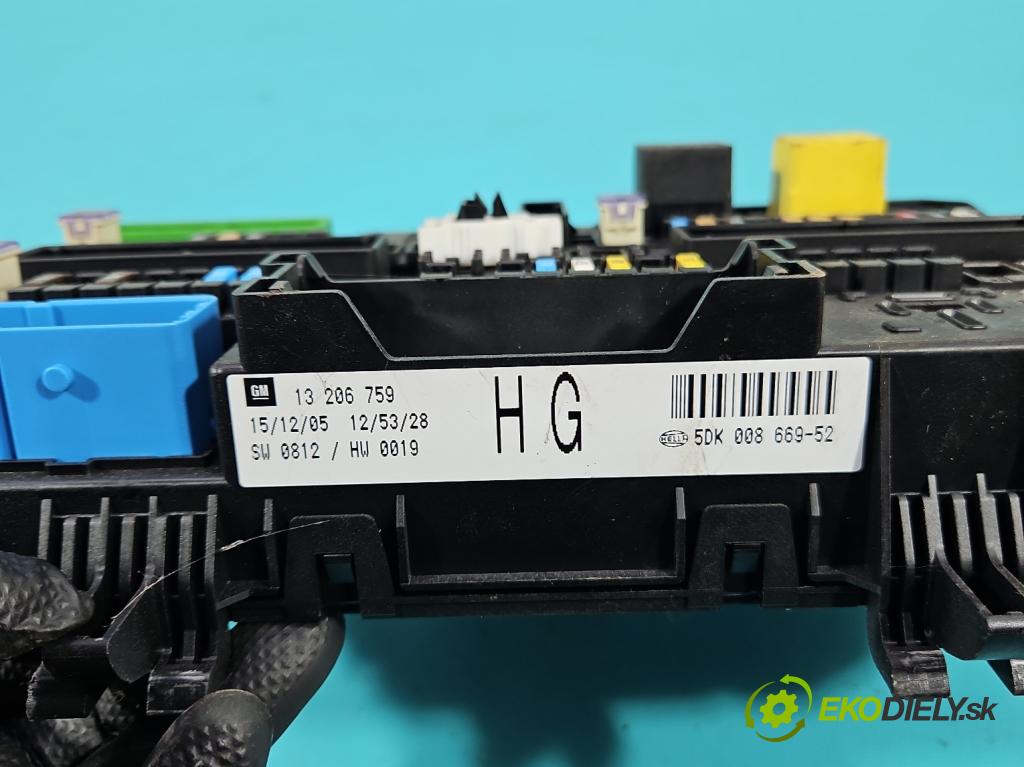 Opel Zafira B 2005-2014 1.9 CDTI 120 HP manual 88 kW 1910 cm3 5- skrinka poistka 13206759 (Poistková skrinka)