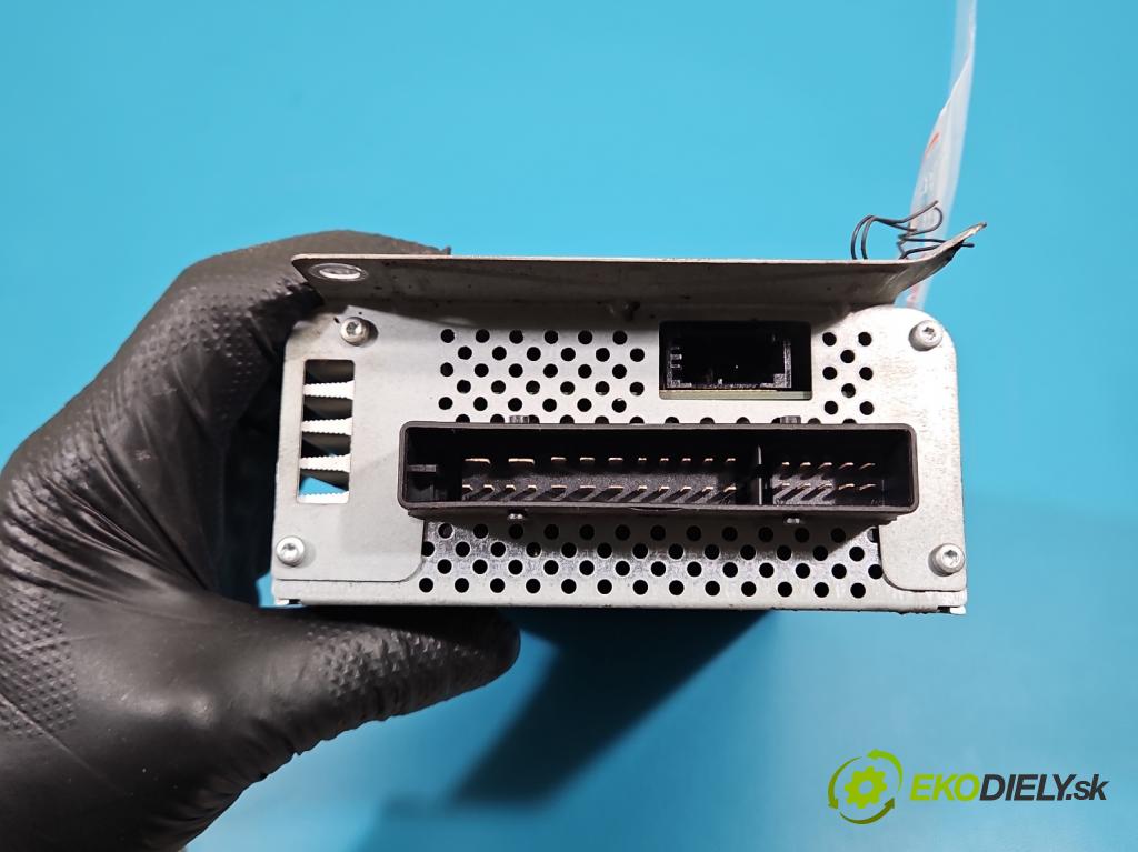 Audi A6 C6 2004-2011 2.7 TDI 179KM automatic 132 kW 2698 cm3 5- Zesilovač:  (Zesilovač)