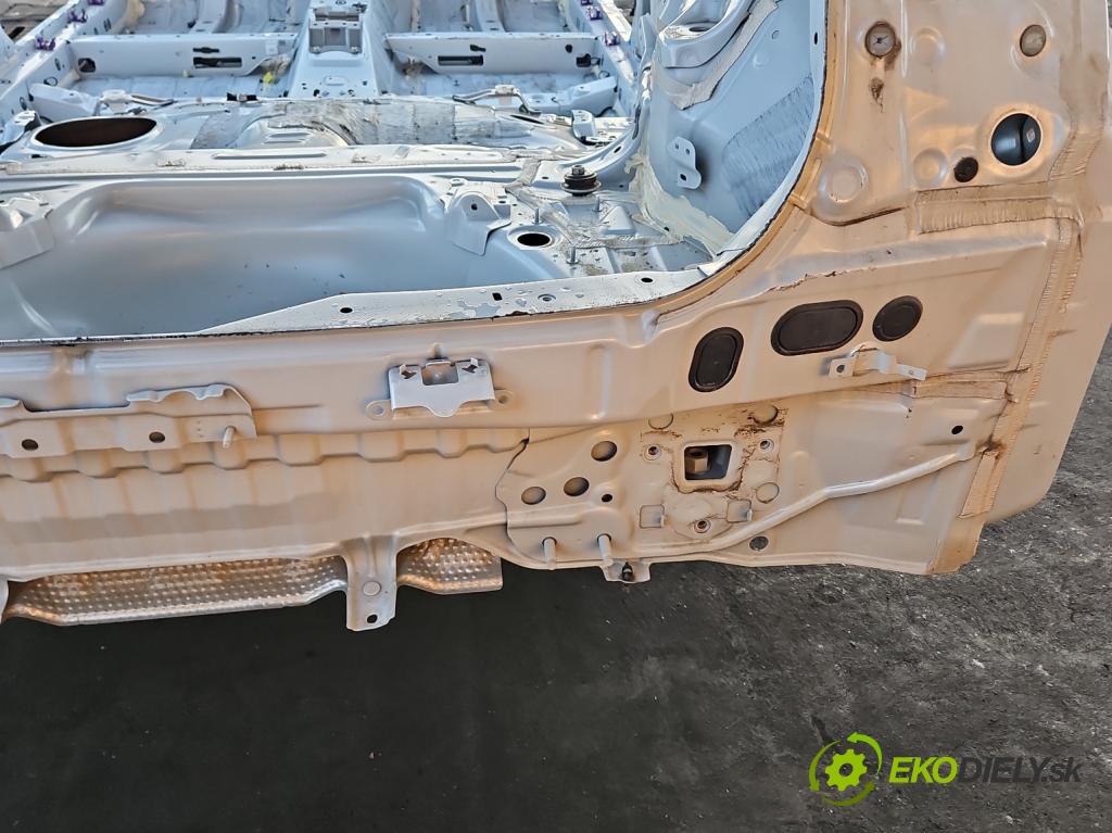 Lexus CT 2010-2022 1.8 VVTI 99 HP automatic 73 kW 1798 cm3 5- pas zadní: