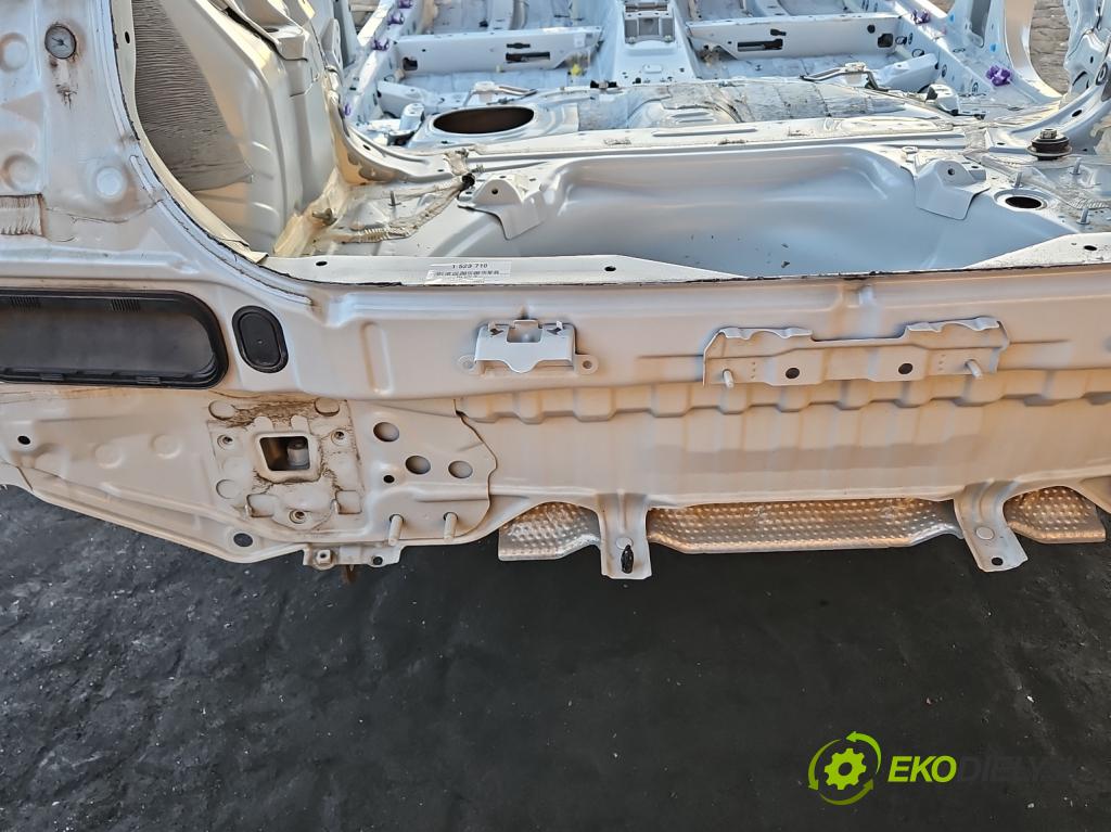 Lexus CT 2010-2022 1.8 VVTI 99 HP automatic 73 kW 1798 cm3 5- pas zadní: